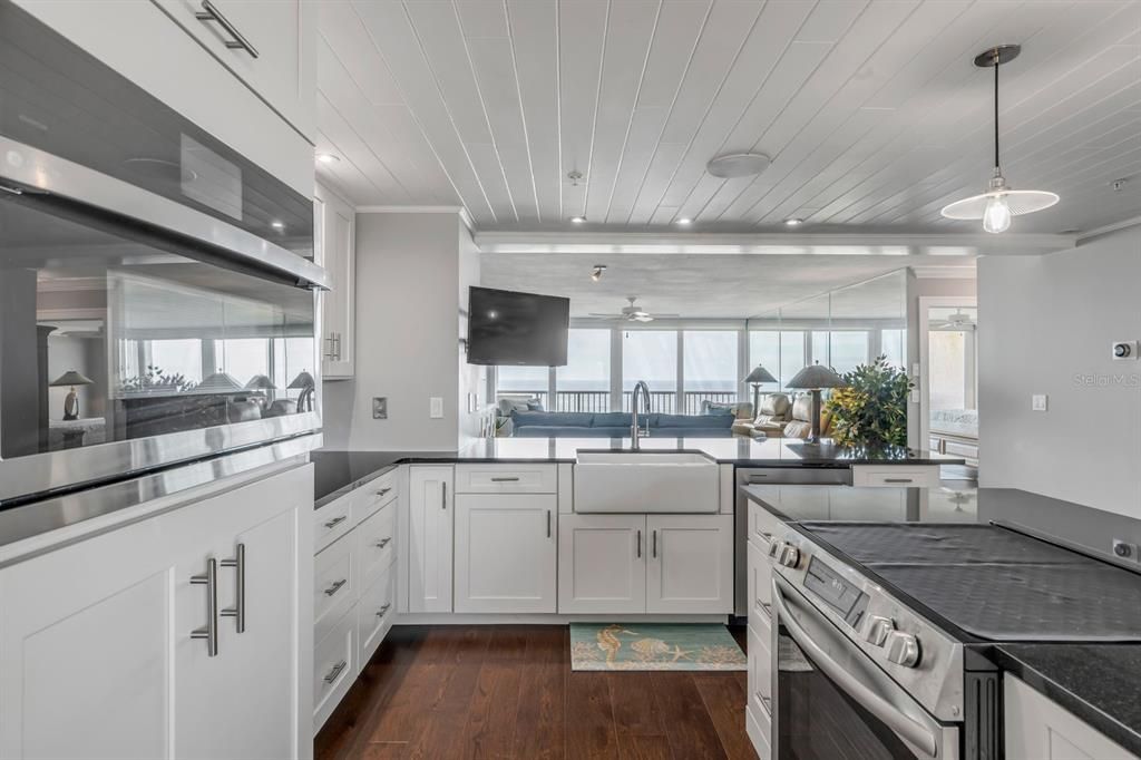 Active With Contract: $1,100,000 (2 beds, 2 baths, 1489 Square Feet)