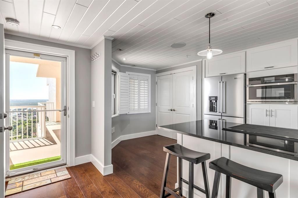 Active With Contract: $1,100,000 (2 beds, 2 baths, 1489 Square Feet)