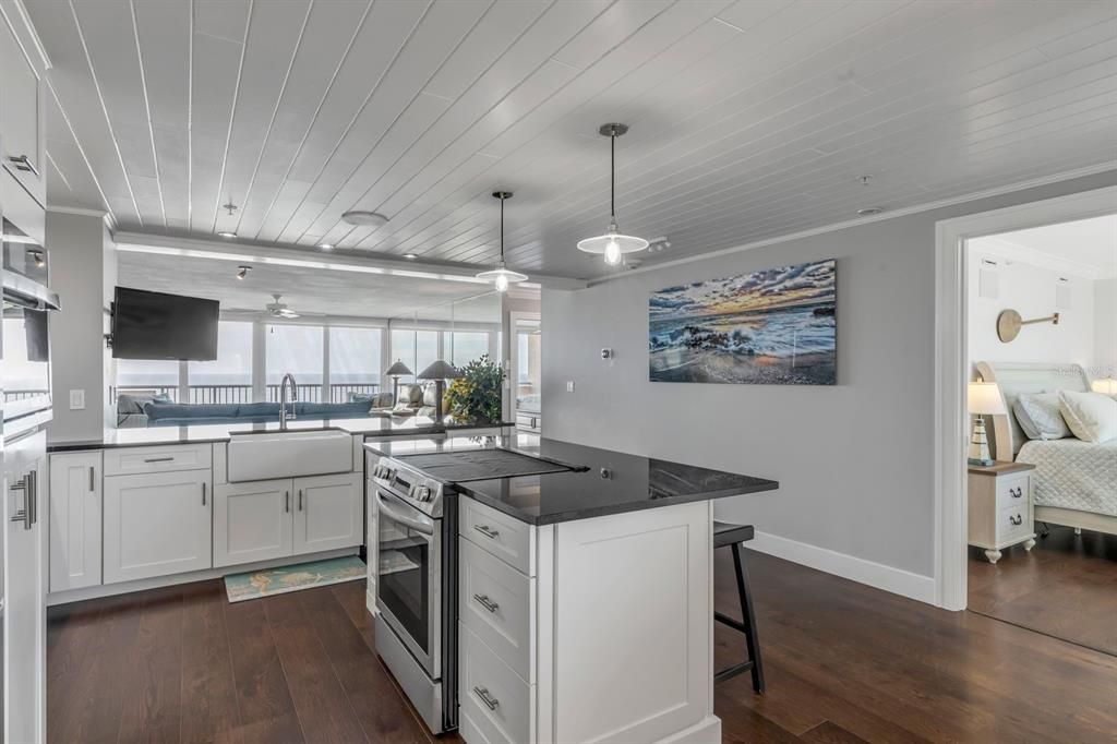 Active With Contract: $1,100,000 (2 beds, 2 baths, 1489 Square Feet)