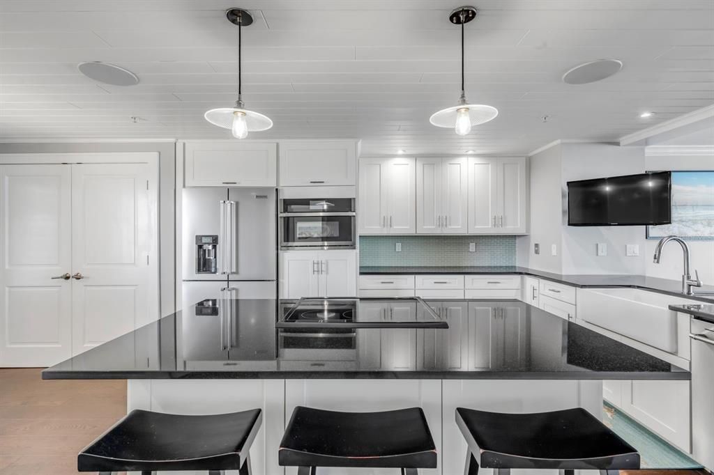 Active With Contract: $1,100,000 (2 beds, 2 baths, 1489 Square Feet)