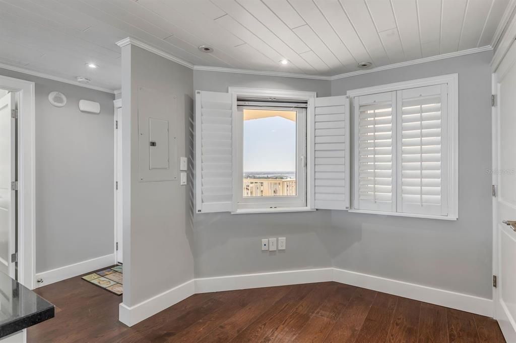 Active With Contract: $1,100,000 (2 beds, 2 baths, 1489 Square Feet)