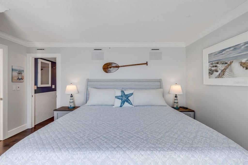 Active With Contract: $1,100,000 (2 beds, 2 baths, 1489 Square Feet)