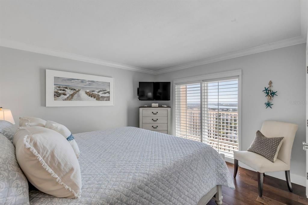 Active With Contract: $1,100,000 (2 beds, 2 baths, 1489 Square Feet)