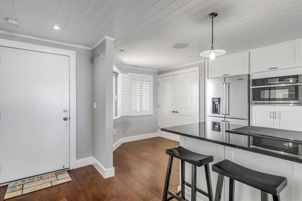 Active With Contract: $1,100,000 (2 beds, 2 baths, 1489 Square Feet)