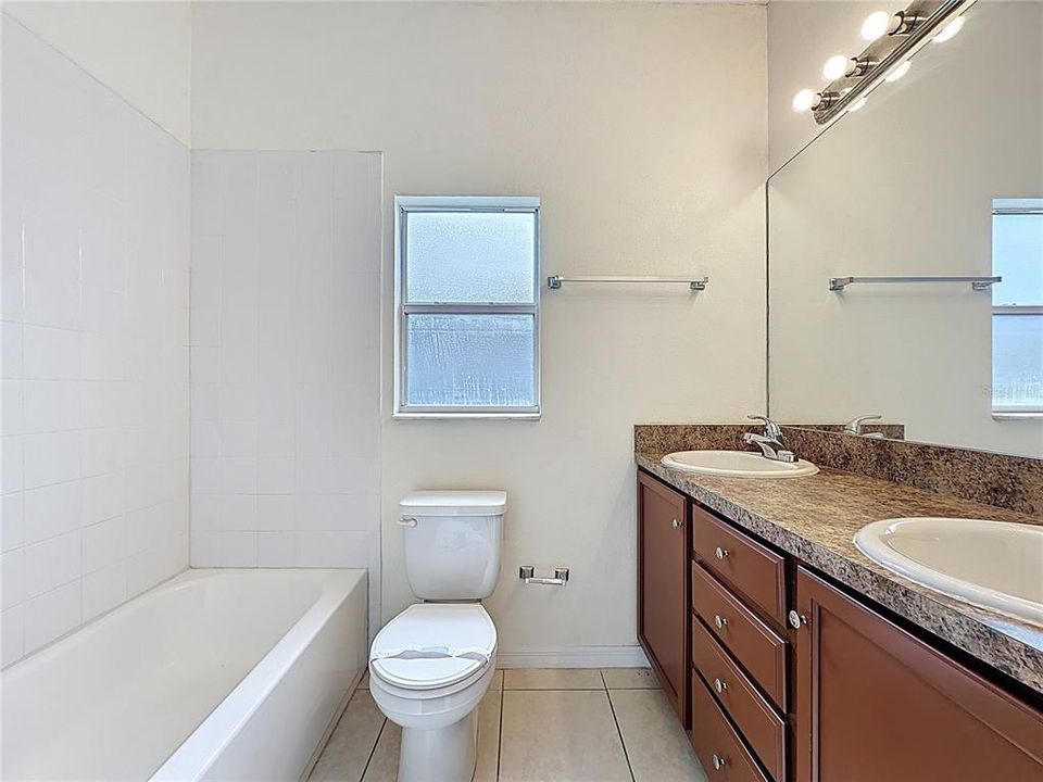 待售: $510,000 (6 贝兹, 0 浴室, 2580 平方英尺)