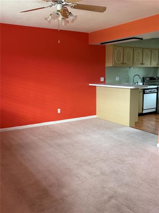 出租: $900 (1 贝兹, 1 浴室, 588 平方英尺)