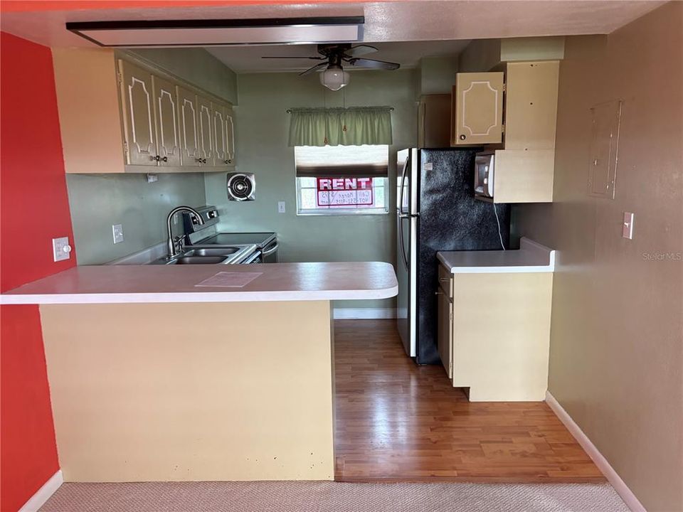 出租: $900 (1 贝兹, 1 浴室, 588 平方英尺)