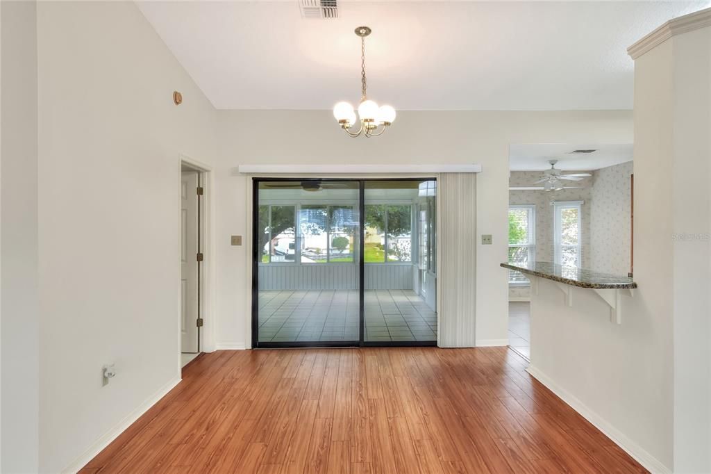 Под контрактом: $273,500 (2 спален, 2 ванн, 1348 Квадратных фут)