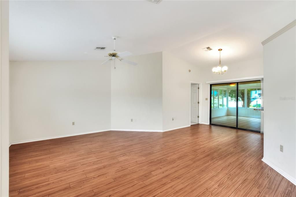 Под контрактом: $273,500 (2 спален, 2 ванн, 1348 Квадратных фут)