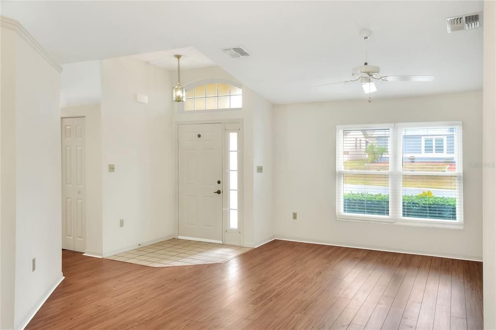 Под контрактом: $273,500 (2 спален, 2 ванн, 1348 Квадратных фут)