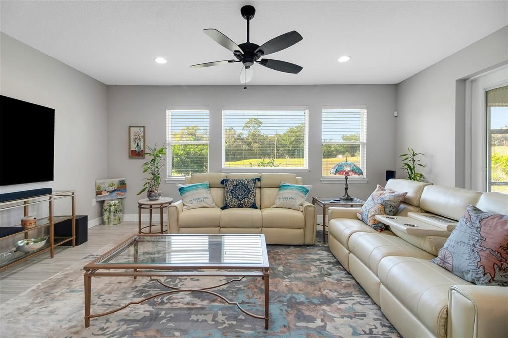 En Venta: $675,000 (4 camas, 3 baños, 2622 Pies cuadrados)