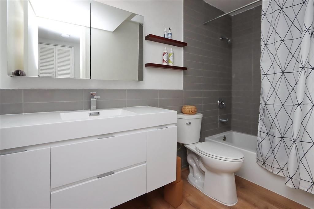 Active With Contract: $175,000 (2 beds, 2 baths, 990 Square Feet)