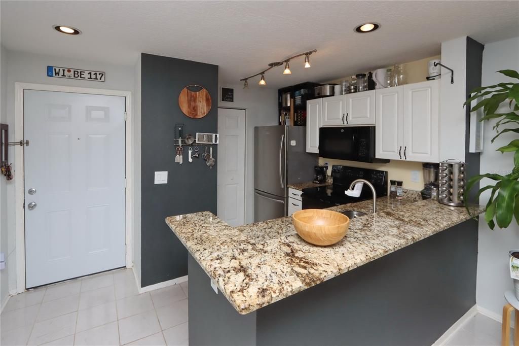 Active With Contract: $175,000 (2 beds, 2 baths, 990 Square Feet)