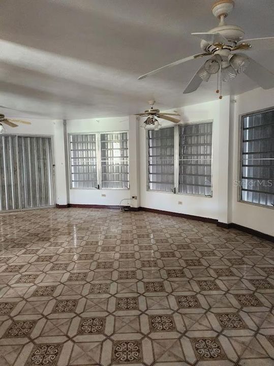 For Sale: $249,999 (3 beds, 3 baths, 2216 Square Feet)