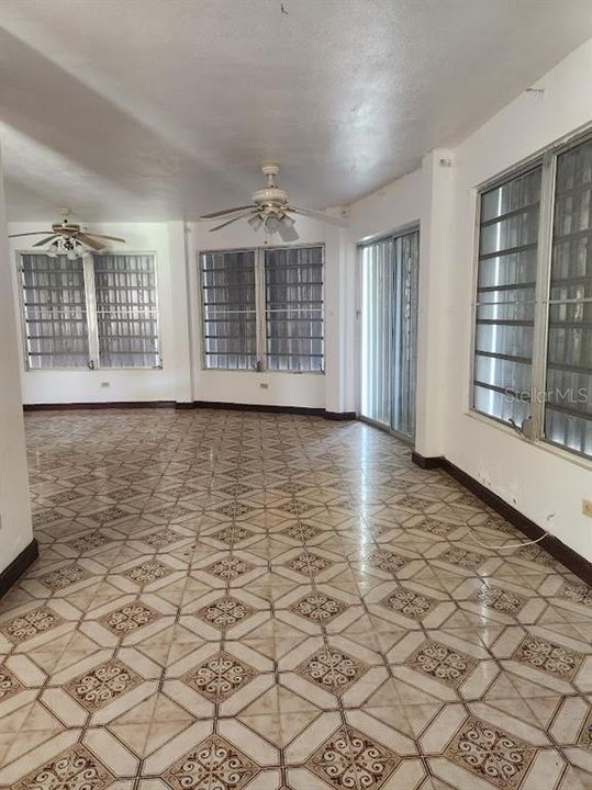 For Sale: $249,999 (3 beds, 3 baths, 2216 Square Feet)