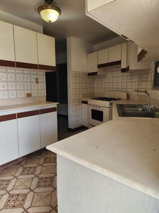 For Sale: $249,999 (3 beds, 3 baths, 2216 Square Feet)