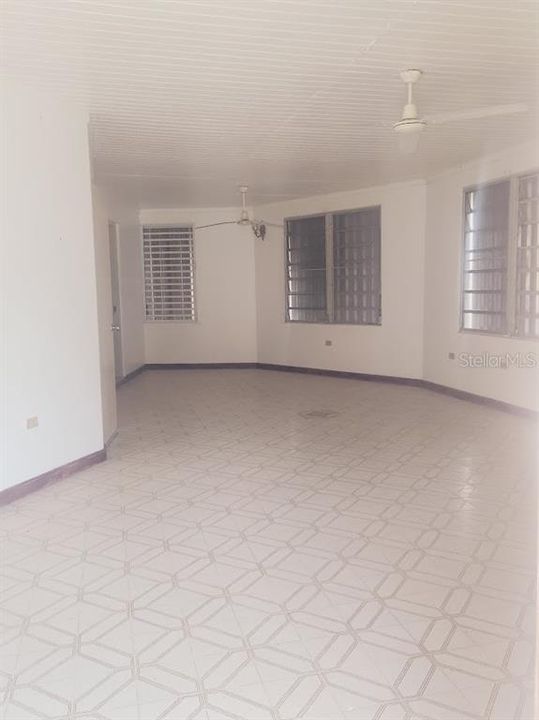 For Sale: $249,999 (3 beds, 3 baths, 2216 Square Feet)