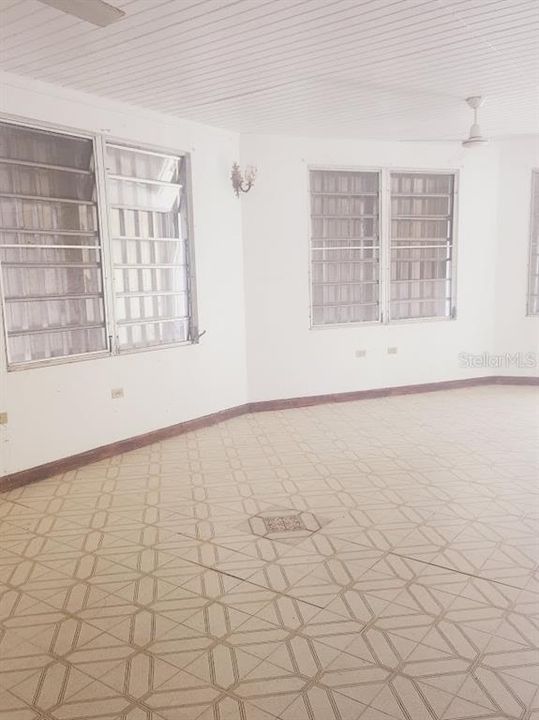 For Sale: $249,999 (3 beds, 3 baths, 2216 Square Feet)