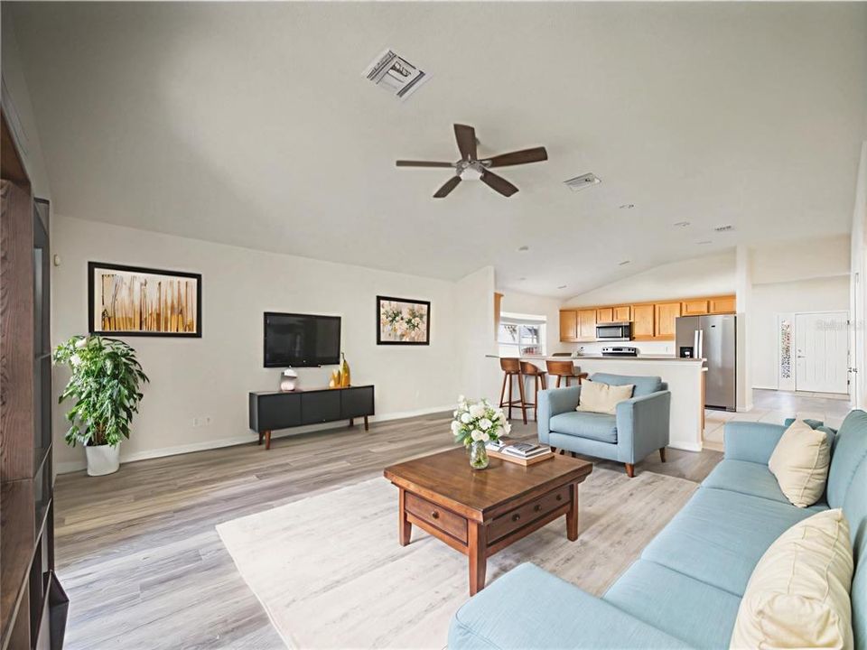 待售: $299,000 (3 贝兹, 2 浴室, 1824 平方英尺)