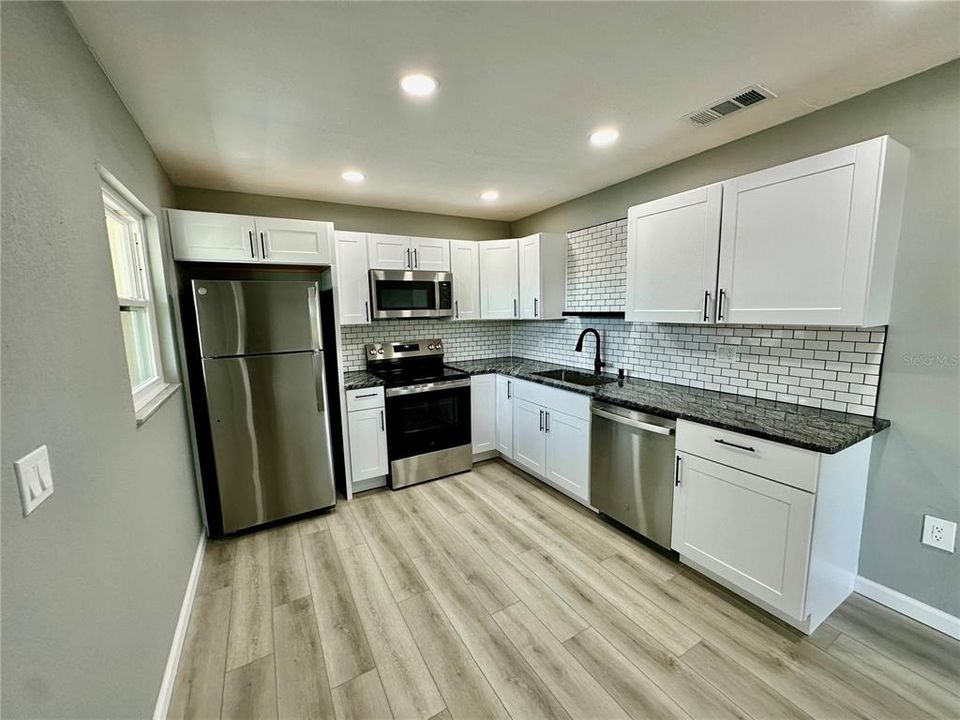 В аренду: $1,800 (2 спален, 2 ванн, 811 Квадратных фут)