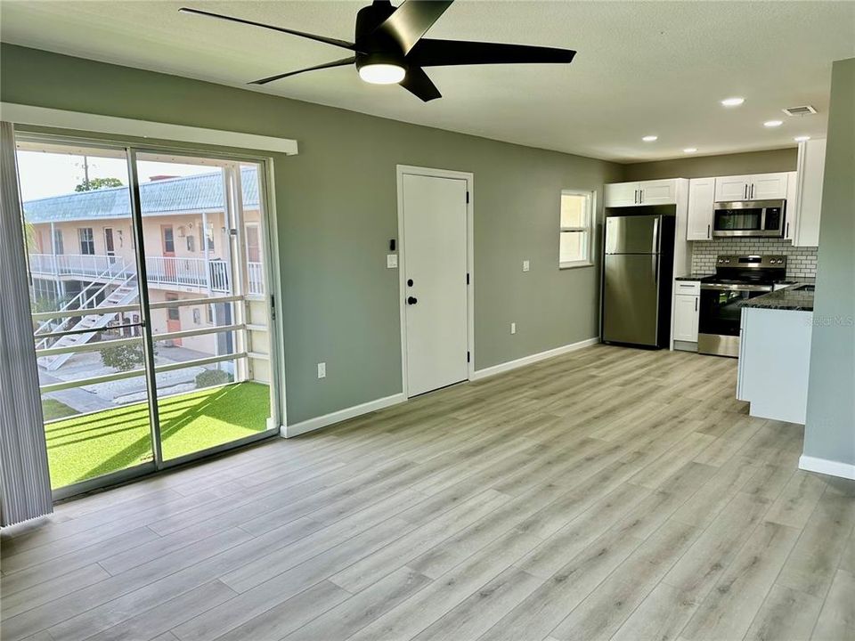 В аренду: $1,800 (2 спален, 2 ванн, 811 Квадратных фут)