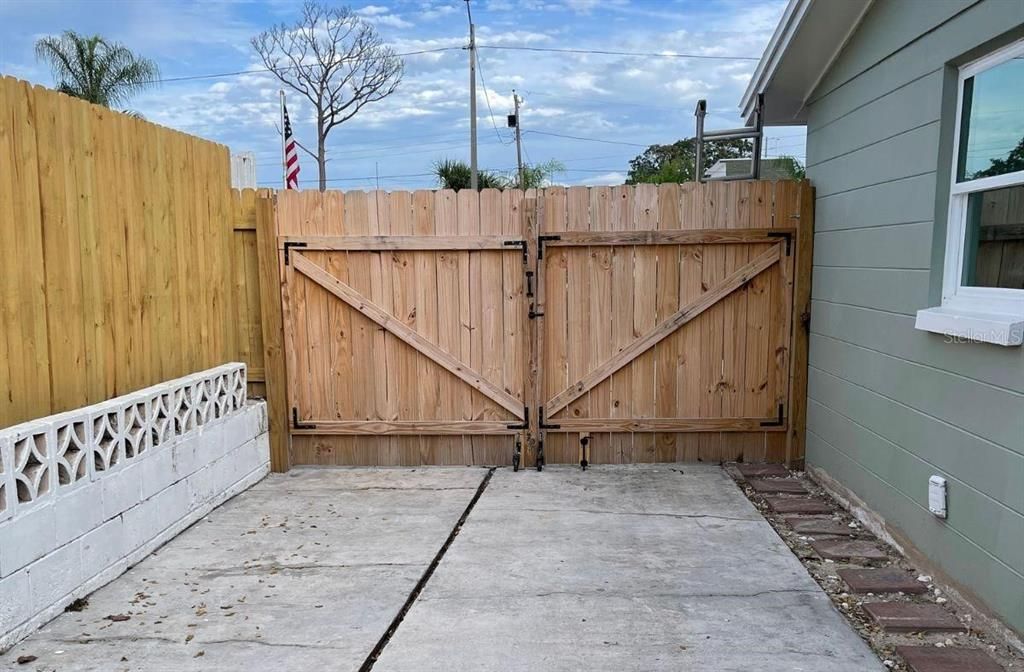 出租: $1,100 (1 贝兹, 1 浴室, 414 平方英尺)