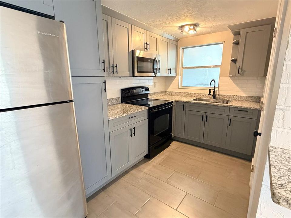 出租: $1,100 (1 贝兹, 1 浴室, 414 平方英尺)