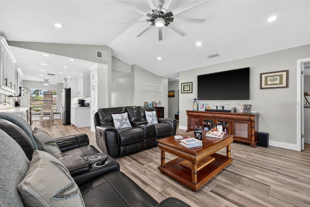 На продажу: $674,900 (3 спален, 2 ванн, 1758 Квадратных фут)