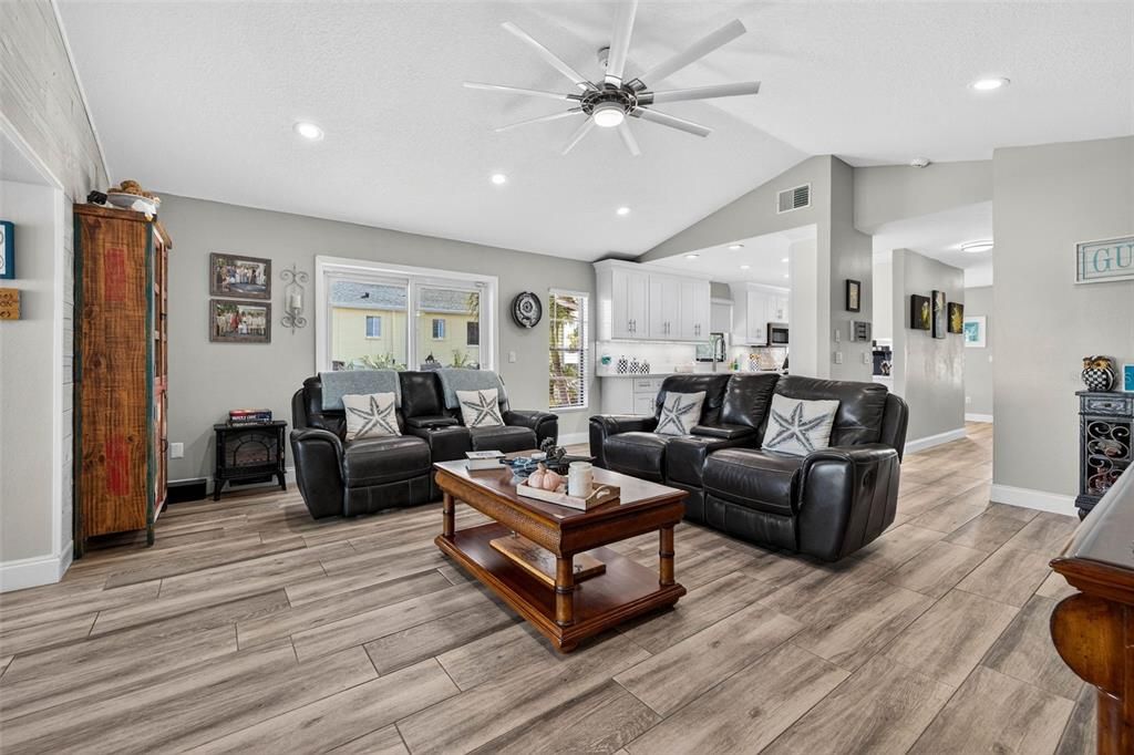 На продажу: $674,900 (3 спален, 2 ванн, 1758 Квадратных фут)