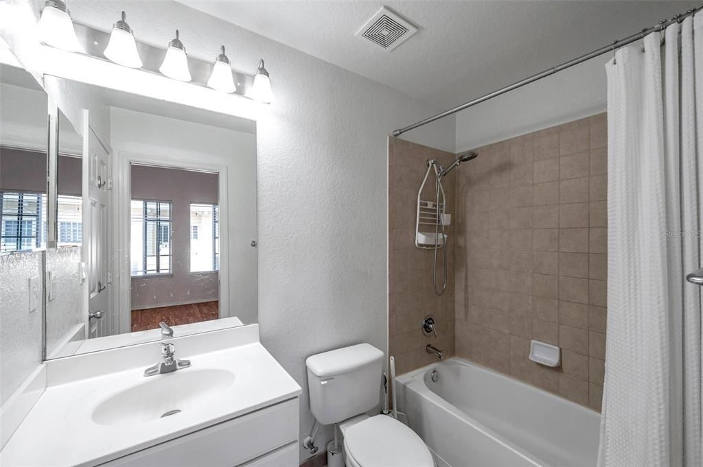 For Sale: $399,900 (2 beds, 2 baths, 1349 Square Feet)