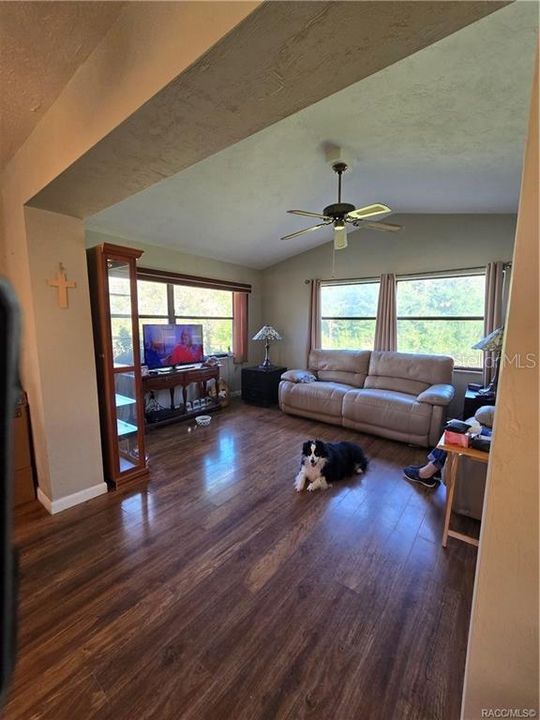 待售: $199,500 (2 贝兹, 2 浴室, 1675 平方英尺)