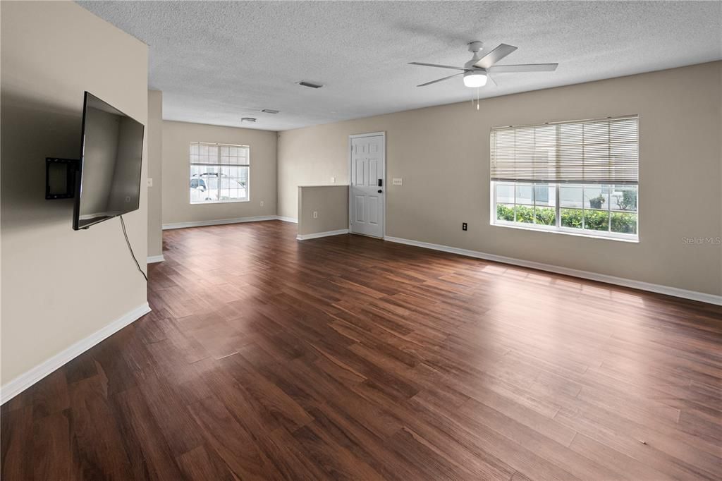 待售: $230,000 (3 贝兹, 2 浴室, 1364 平方英尺)