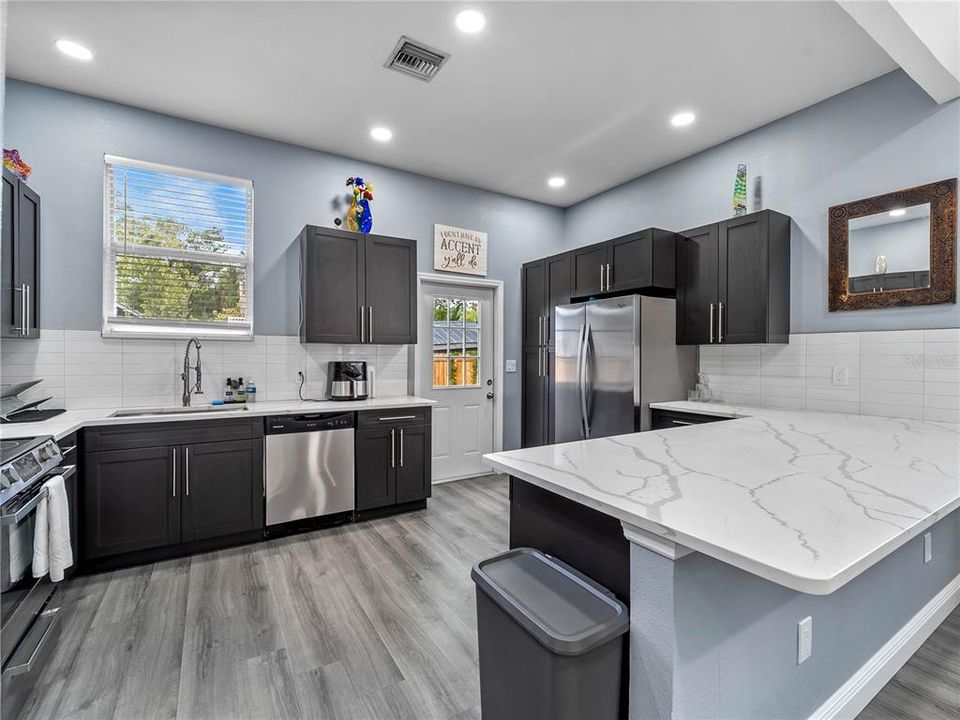 На продажу: $575,000 (3 спален, 2 ванн, 1469 Квадратных фут)