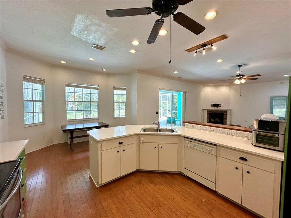 出租: $3,250 (3 贝兹, 2 浴室, 2237 平方英尺)