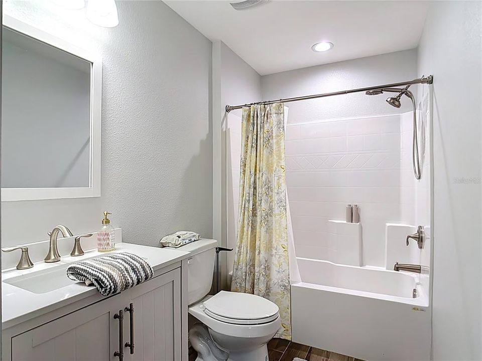 For Rent: $1,900 (3 beds, 2 baths, 1290 Square Feet)