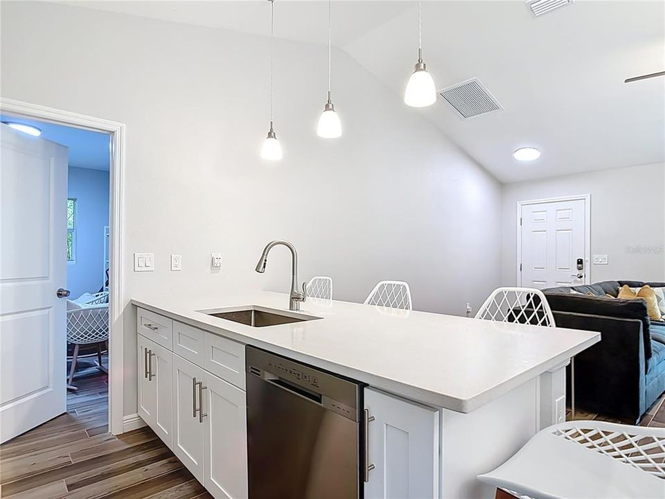 For Rent: $1,900 (3 beds, 2 baths, 1290 Square Feet)