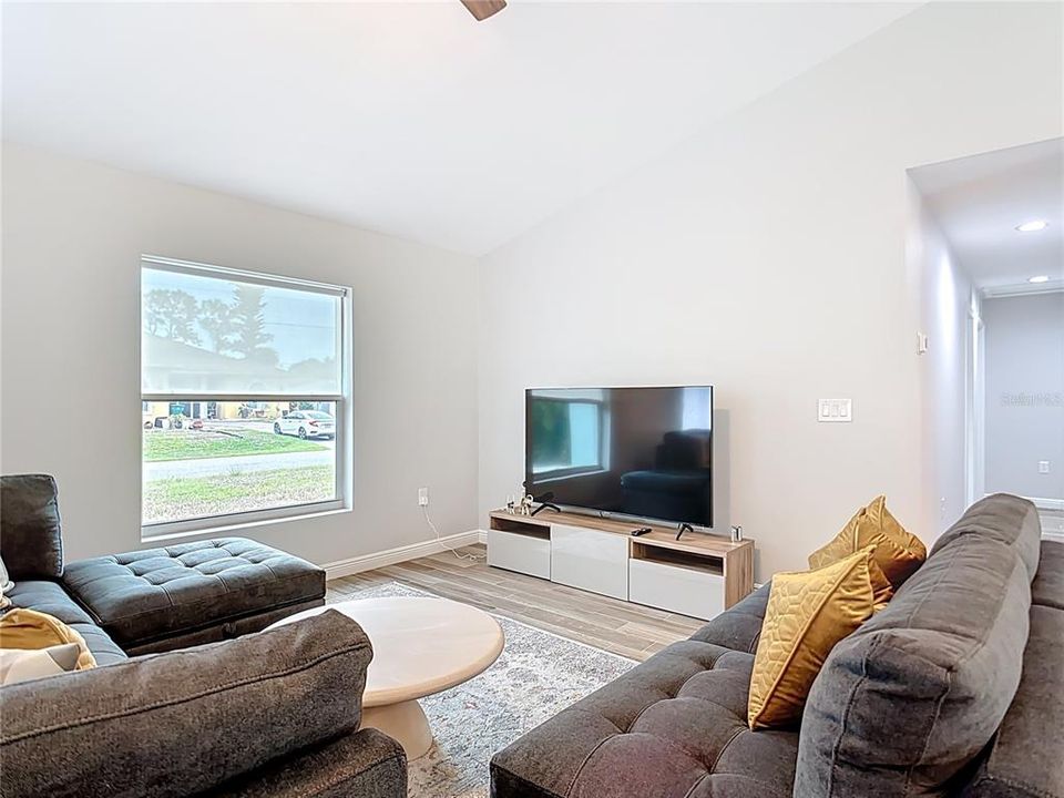 For Rent: $1,900 (3 beds, 2 baths, 1290 Square Feet)