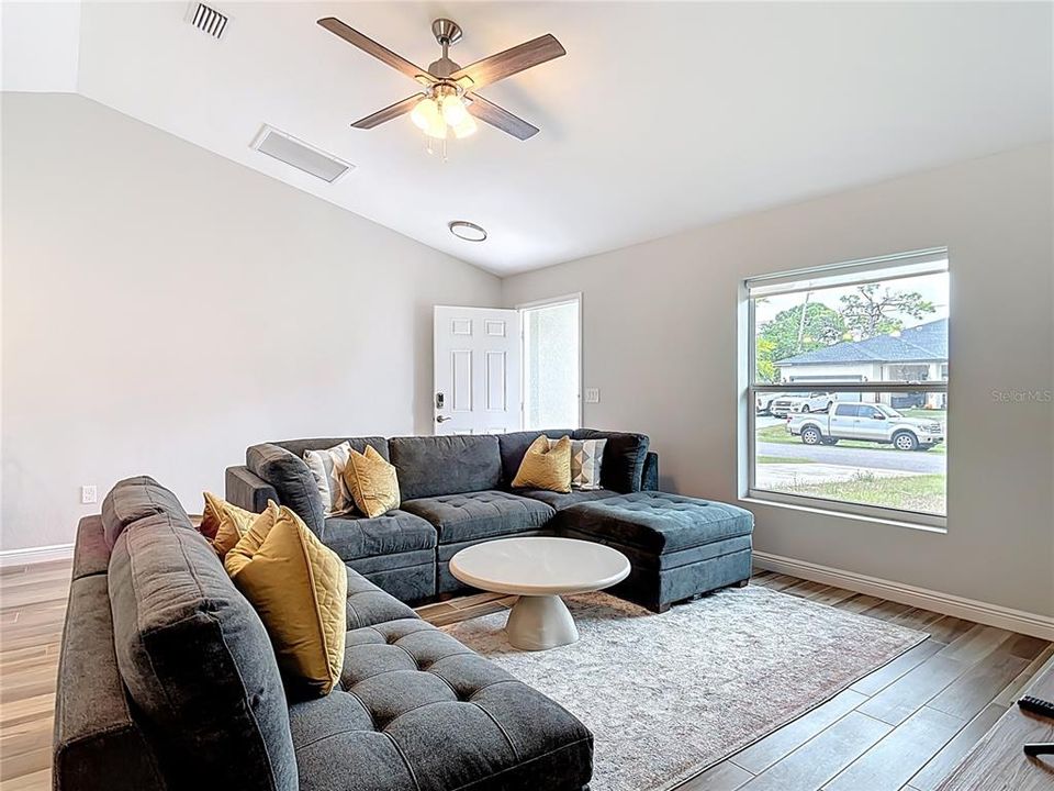 For Rent: $1,900 (3 beds, 2 baths, 1290 Square Feet)