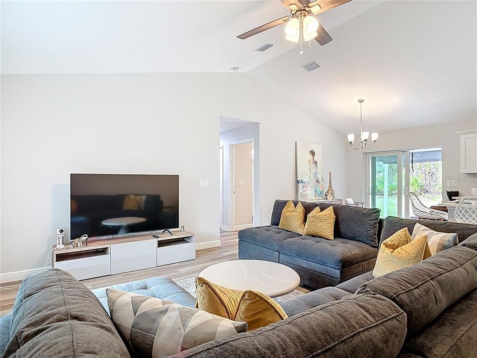 For Rent: $1,900 (3 beds, 2 baths, 1290 Square Feet)