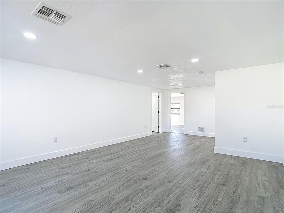 For Sale: $334,900 (3 beds, 2 baths, 1670 Square Feet)