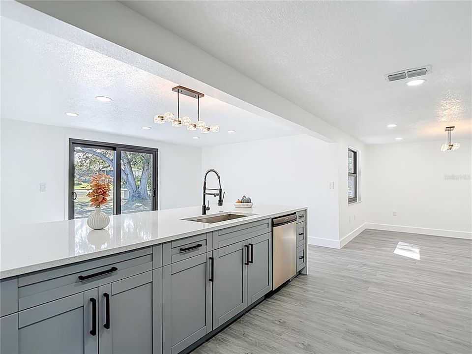 For Sale: $334,900 (3 beds, 2 baths, 1670 Square Feet)