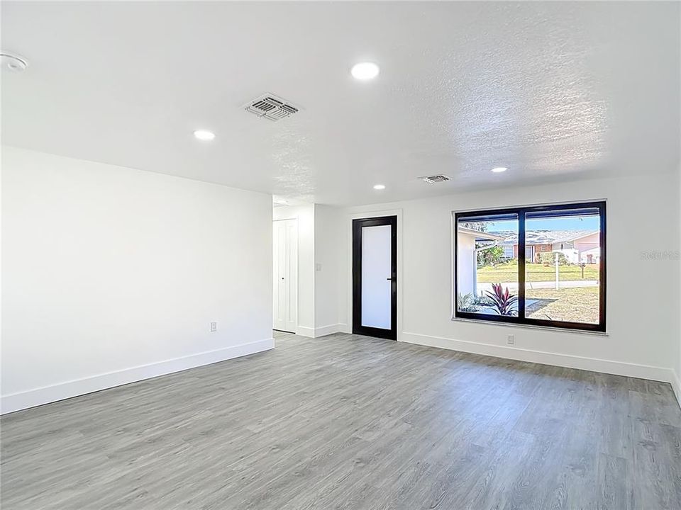 For Sale: $334,900 (3 beds, 2 baths, 1670 Square Feet)