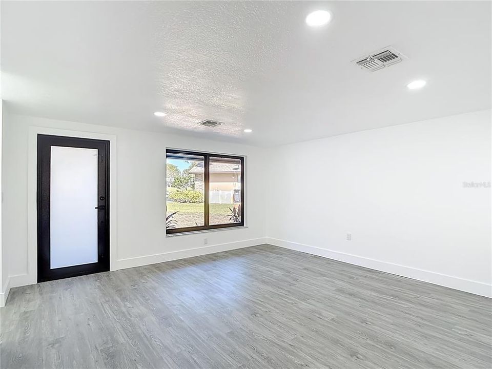 For Sale: $334,900 (3 beds, 2 baths, 1670 Square Feet)