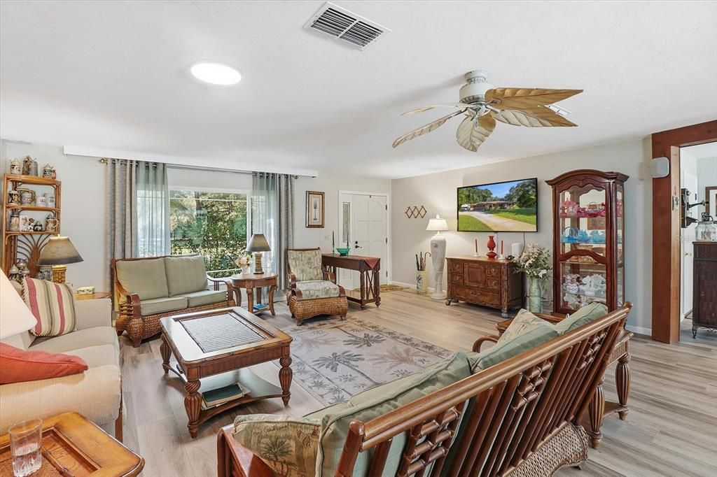 待售: $365,000 (2 贝兹, 2 浴室, 1678 平方英尺)