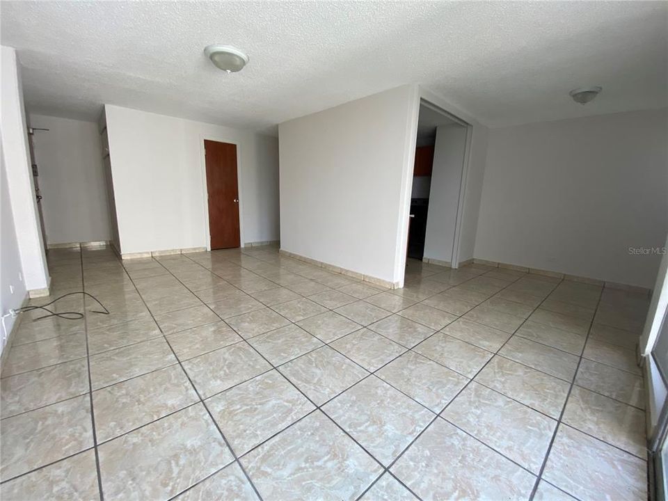 Под контрактом: $145,000 (3 спален, 1 ванн, 829 Квадратных фут)