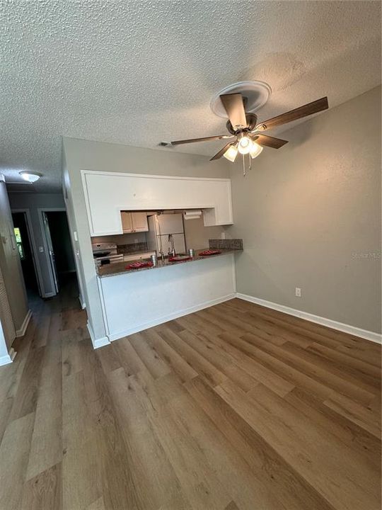 For Sale: $275,000 (2 beds, 1 baths, 804 Square Feet)