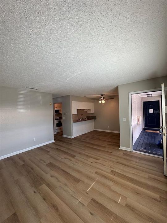 For Sale: $275,000 (2 beds, 1 baths, 804 Square Feet)