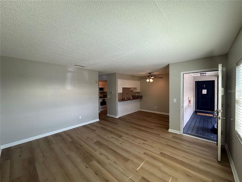For Sale: $275,000 (2 beds, 1 baths, 804 Square Feet)