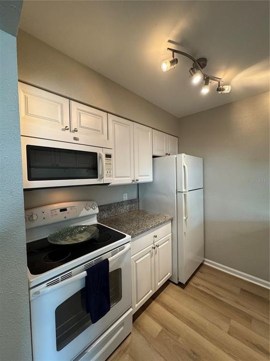 For Sale: $275,000 (2 beds, 1 baths, 804 Square Feet)