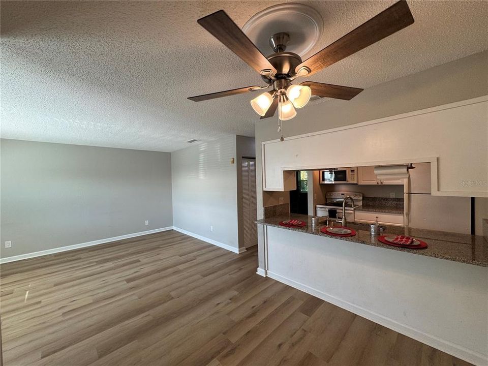 For Sale: $275,000 (2 beds, 1 baths, 804 Square Feet)